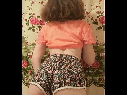 ❤️ מותק צעיר סקסי פושט את המכנסיים הקצרים במצלמה ❤️ פורנו קשה אצלנו