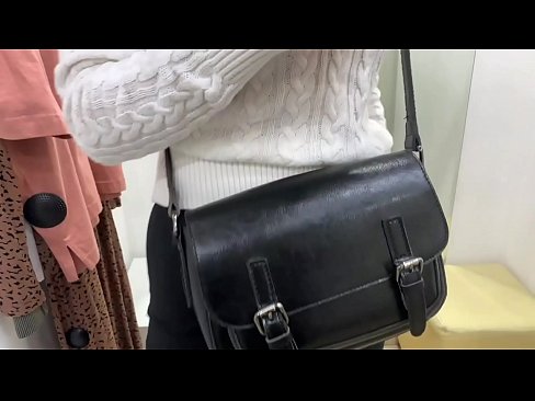 ❤️ אוננות פומבית של הכלבה הצעירה פרלברי עם דילדו בחדר המתאים ❤️ פורנו קשה אצלנו